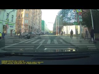 В Москве кортеж с мигалками проехал на красный, устроил ДТП и уехал с места аварии