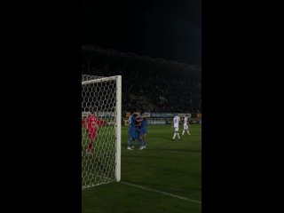 ЗАЛИМХАН ЮСУПОВ забивает победный гол в матче Динамо - Черноморец 1:0.