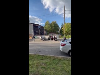 Бухой на мото с пассажиром влетели в столб и 3 припаркованных авто. Ижевск.