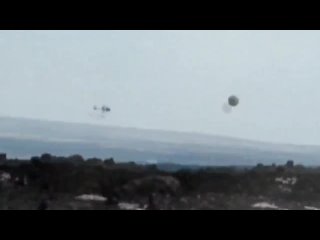 Вертолеты летают вокруг шара НЛО