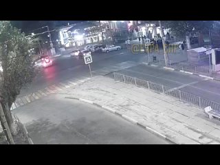 Страшное ДТП произошло вчера около 9 часов вечера в центре Евпатории. На пересечении улиц Ленина и Фрунзе автомобиль влетел в пе