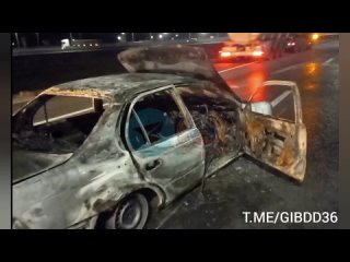 Огонь уничтожил Toyota Corolla на М-4 «Дон» под Воронежем