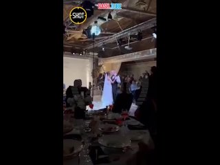 🇷🇺 «Огненная» свадьба в Череповце: во время танца молодожёнов загорелись украшения