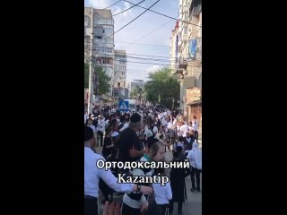 Прямо сейчас на улицах Умани, что в Черкасской области, гулевают аж 35 тысяч хасидов, съехавшихся на празднование Рош-ха-Шана —