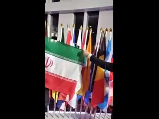 ♨️ Перед церемонией открытия чемпионата мира по тайскому боксу тренер национальной сборной Ирана отодвинул национальный флаг от