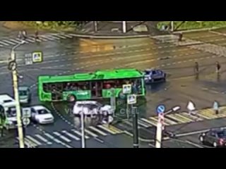 В Челябинске автобус снёс малолитражку