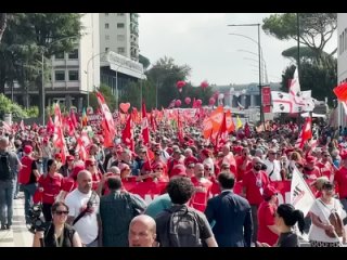 А в это время в Италии - тоже не все спокойно: крупнейший итальянский профсоюз “Всеобщая конфедерация труда“ провел шествие и ми