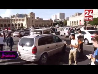🇦🇲 Протестующие в Армении начали перекрывать дороги вокруг центральной площади республики в Ереване