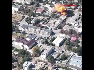 #СВО_Медиа #Военный_Осведомитель
Еще кадры прилета ФАБ-500М62 с УМПК по расположению военнослужащих ВСУ в Бериславле.