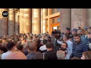 🇦🇲 Ситуация в центре Еревана накаляется: МВД Армении призывает участников акции протеста не поддаваться на провокации