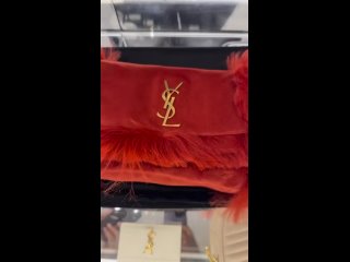 Еще немного о Хеллоуине. Помните, показывала вам двусторонние сумки Saint Laurent? Для любителей экспериментальной моды... (видео)