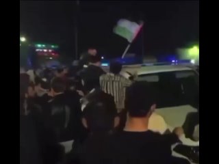 ️Une foule en colère a attaqué une voiture de police près de l’aéroport de Makhatchkala