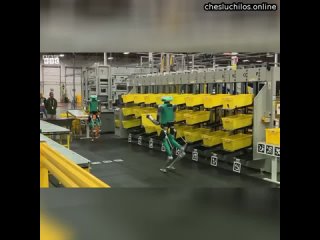 На складах «Amazon» в США начали работать роботы  Теперь совместно с людьми на складах работают вот
