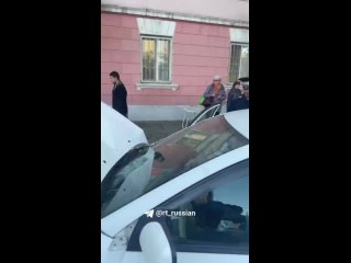 В Барнауле автомобиль въехал в остановку — как минимум один человек погиб