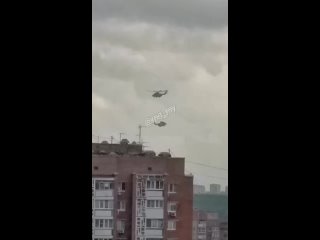 Жители Ростова сегодня могли наблюдать, как вертолет тащил другой вертолет.