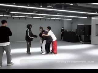 Ребята с подачи хореографа пытаются раздеть Сяоцзюня