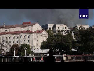♨️В Севастополе продолжает гореть здание штаба Черно