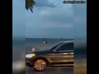 Сверхскоростной НЛО-палочка случайно попал сегодня на видео во время шторма во Флориде. Внезапно пря
