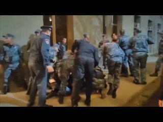Ситуация в Ереване накаляется - есть раненые среди полицейских, протестующие применили оружие.