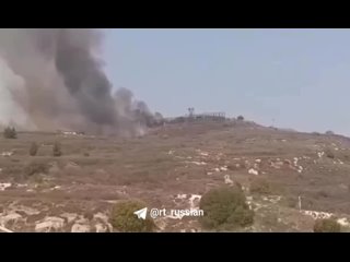 В соцсетях публикуют видео, как утверждается, ударов «Хезболлы» по израильским военным объектам