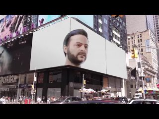 Нью-Йорк. Реклама с артистом, похожим на Зеленского, который активно вдыхает белое вещество и... Взрывается