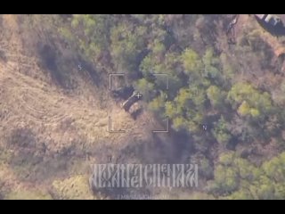 #СВО_Медиа #Военный_Осведомитель
Красивое уничтожение «Ланцетом» очередной 155-мм гаубицы М777, Донецкое направление.
