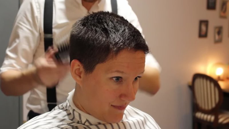 Womens barbershop HFDZK - She asked for it! Surprise buzzcut at the hairdresser.