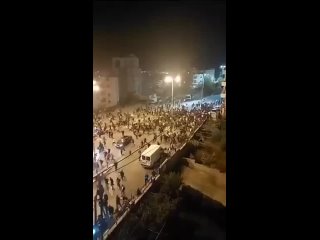 🇸🇩🇮🇱🇯🇴En Jordania, los manifestantes están intentando incendiar la embajada de Israel después de informes sobre un elevado númer
