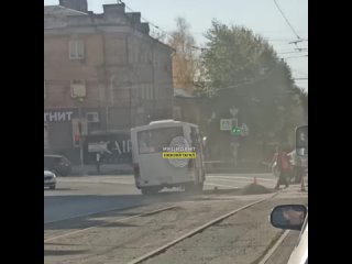 Тагильчане сняли на видео, как в автобус с пассажирами в салоне, объехал дорожных работников по встречке (г)