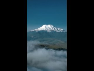 Россия 🇷🇺, Карачаево-Черкесия, Кабардино-Балкария, Величественный Эльбрус сквозь утренний туман 🤩