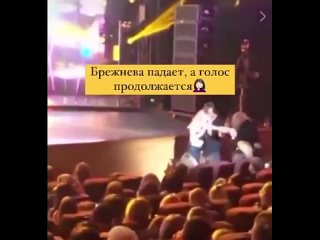 Непримиримые борцы с Россией — они такие.

А почему без украинского флага на сцене? И фонограмма 
на русском, а не на мове.