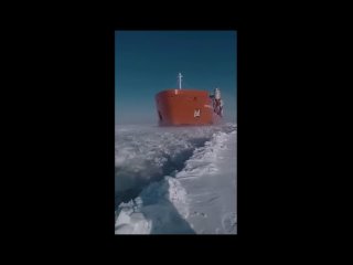 По реке Енисей плывет судно “Норильский Никель“ 🚢.