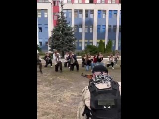 ️Свежее пополнение для ВСУ готовят ещё со школы – украинских старшеклассников тренируют иностранные наёмники