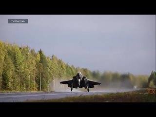 ️Натовские F-35 впервые совершили посадку на шоссе примерно в 215 км от российской границы