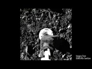 Космический аппарат OSIRIS-REx хватает своей роборукой пыль и гальку с астероида Бенну.