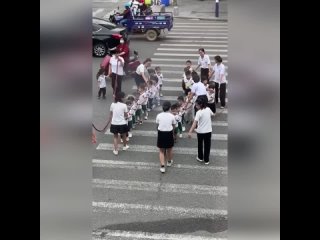 Детки переходят дорогу)