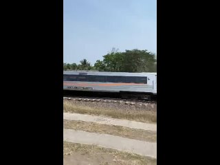 В Индонезии пассажирский поезд сошел с рельсов.