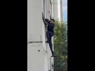 Полицейский забрался в окно второго этажа, чтобы поймать вора | Новосибирск