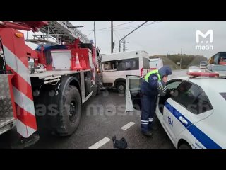 Пожарный КамАЗ влетел в пассажирскую маршрутку на 105-м километре Киевского шоссе. Предварительно, водитель микроавтобуса хотел