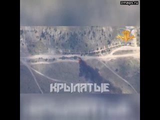 Российский дрон-камикадзе влетел в толпу украинских солдат, которые стояли около штабного грузовика