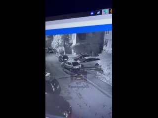 Мигранты пытаются угнать машину в Красноярске.