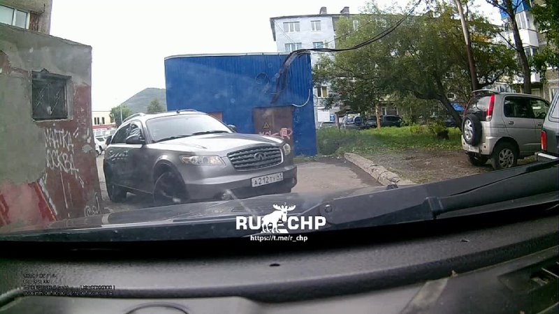 Неопытная автоледи «разорвала» свой автомобиль