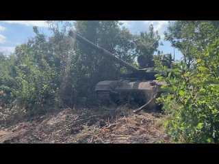 ️Les équipages du char T-90M “Breakthrough“ ne permettent pas à l’ennemi de s’approcher de leurs positions défensives en directi