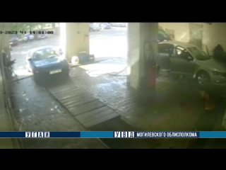 В Бобруйске 50-летняя водитель в здании автомойки не справилась с управлением и наехала на рабочего
