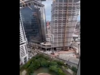 Рабочие чудом спаслись после обрушения строительных лесов на высоте 33 этажа