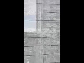 У последнего жителя пятиэтажки в Одинцово, стоящей посреди нового ЖК, наступили настоящие серые будни. Его обнесли однотонной ст