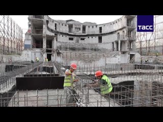 В Мариуполе на месте драматического театра строители завершают демонтаж разрушенных конструкций и приступают к работе с фундамен
