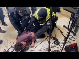 ️В результате беспорядков накануне в здании Капитолия в США были задержаны около 500 участников антивоенного протеста