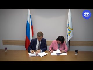 Министр образования и науки области Михаил Пучков и ректорНГЛУ Жанна Никонова подписали соглашение по апостилированию документов