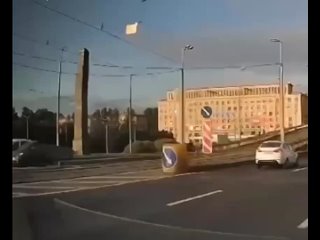 “Ой, у вас что-то отвалилось“: в Петербурге у авто на ходу выпал глушитель